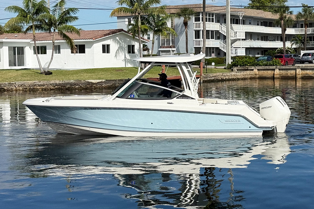 2022 Boston Whaler 240 Vantage