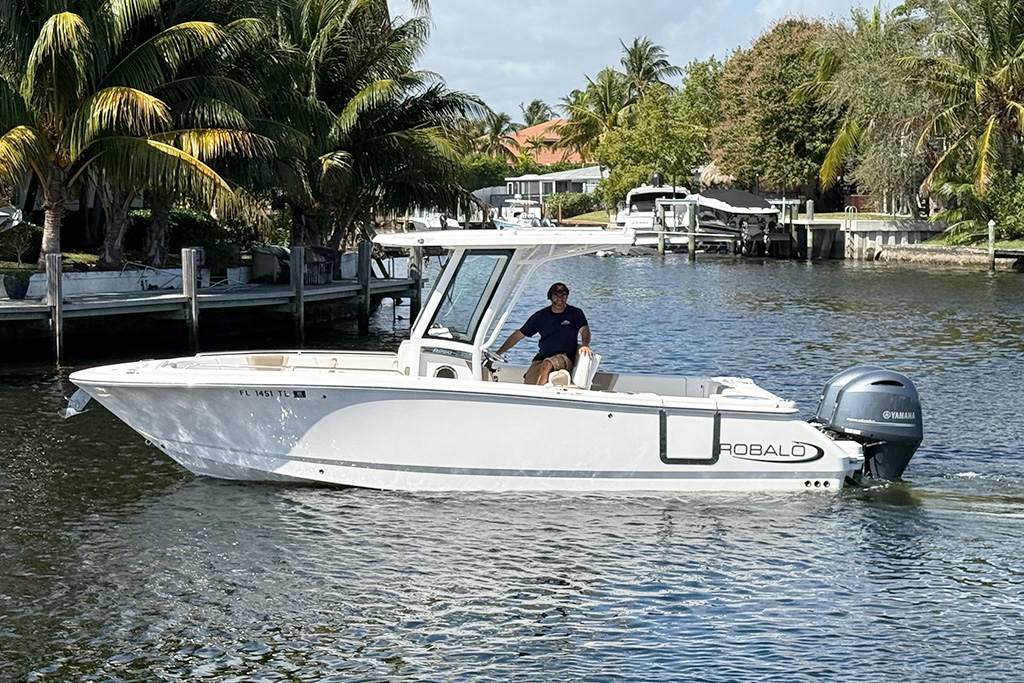 2023 Robalo R250 Center Console